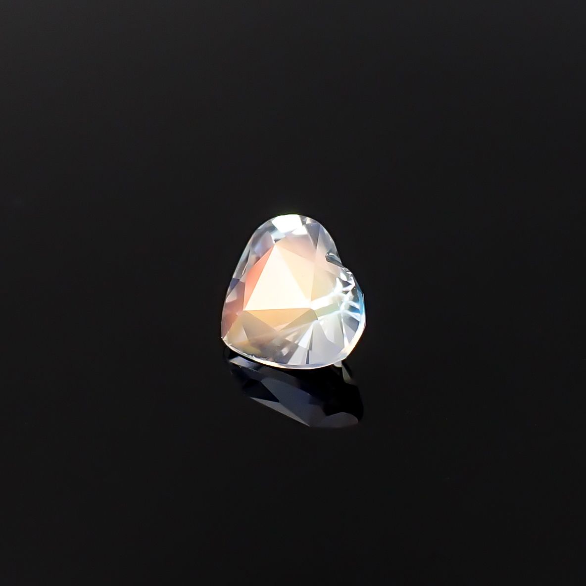 レインボームーンストーン マダガスカル産 0.76ct / 5.9x6.7mm前後 [260632375]