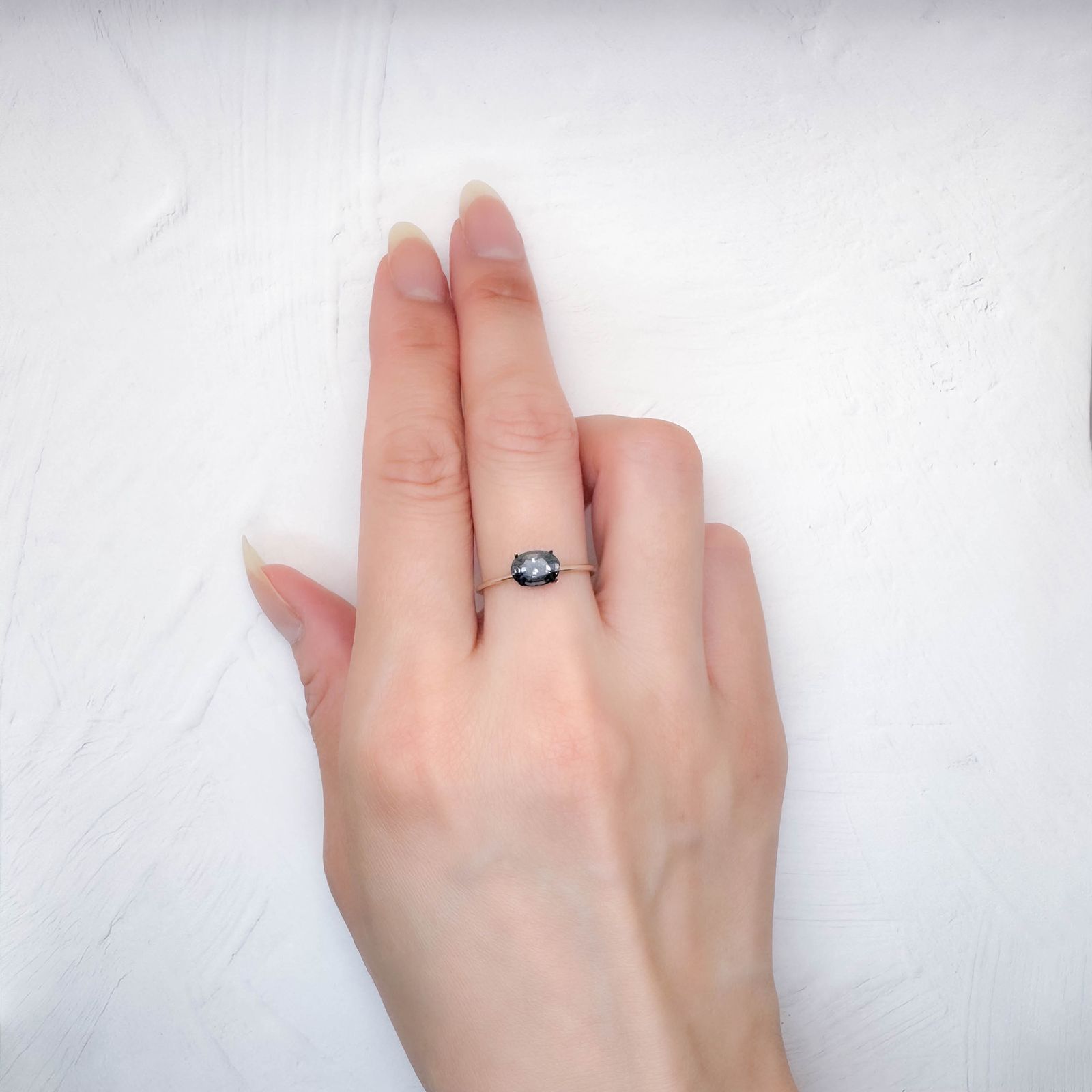プラチナスピネル(宝石名スピネル)ビルマ産 0.94ct 識別済[250730757]7.2x5.2mm前後