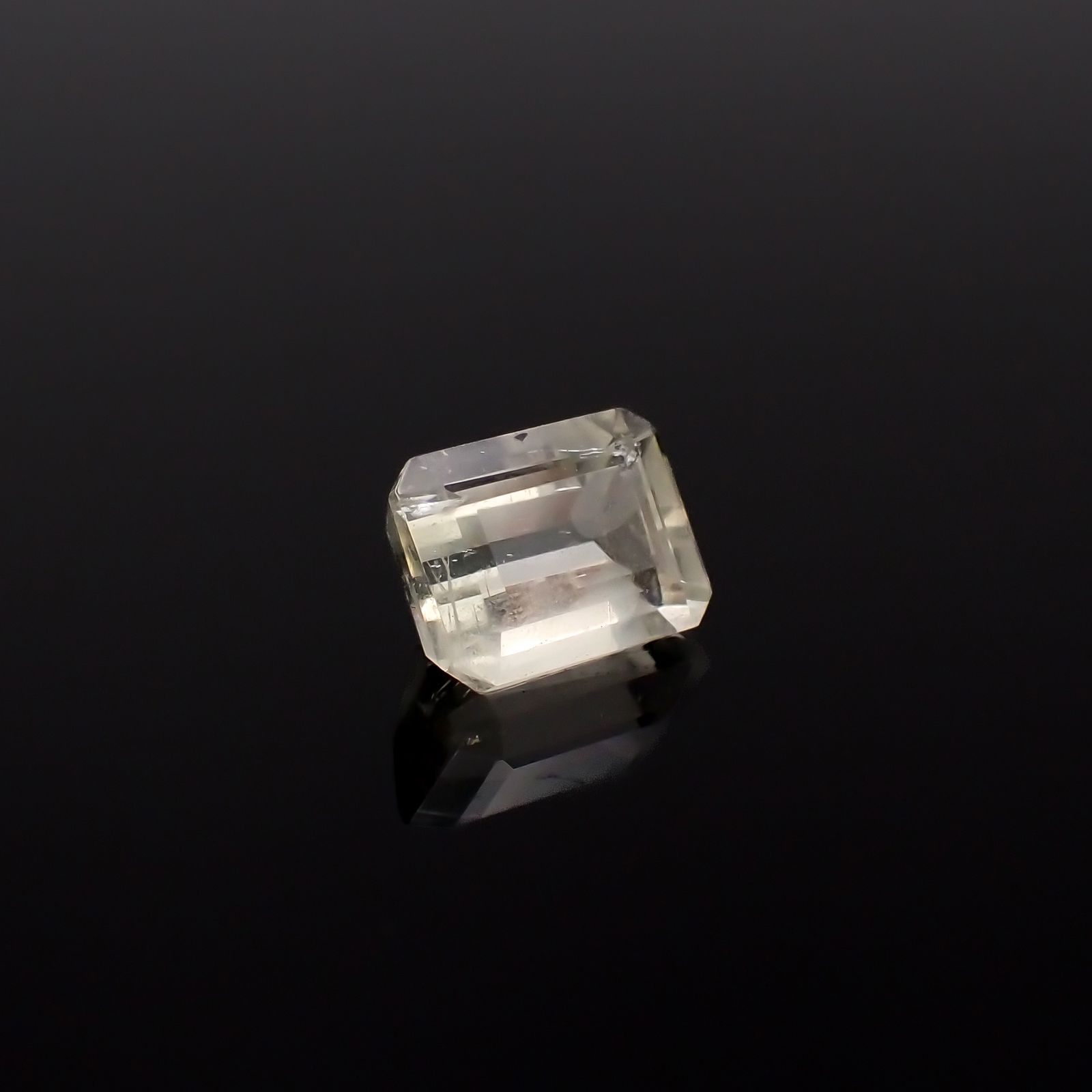 リューサイト(宝石名リューサイト)イタリア産 0.88ct 識別済[231225049]6.3x4.9mm前後