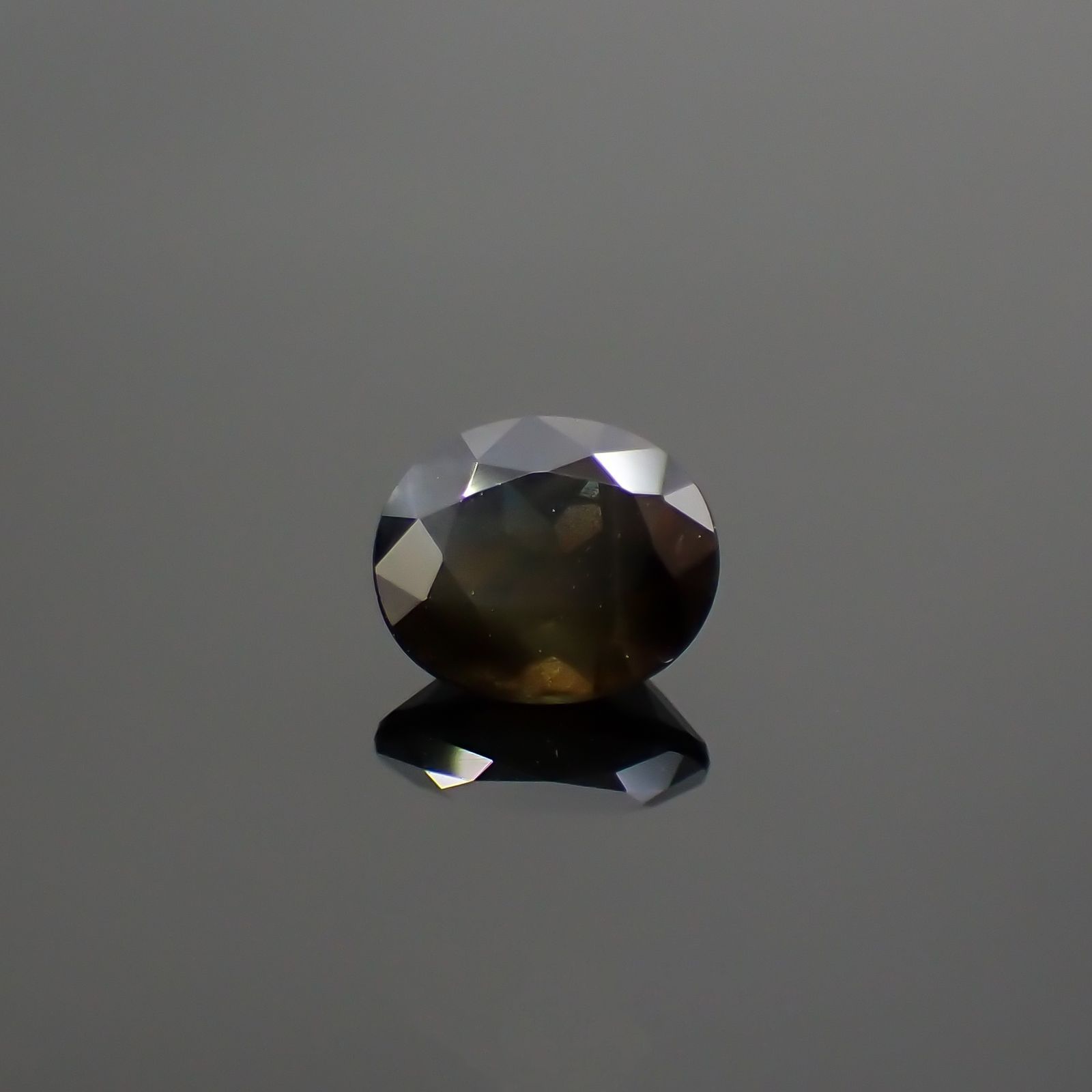 ゴールドシーンサファイア 非加熱(宝石名シーン・サファイア) ケニア産 0.814ct ソ付(彩珠)[260812077]5.8×5mm前後