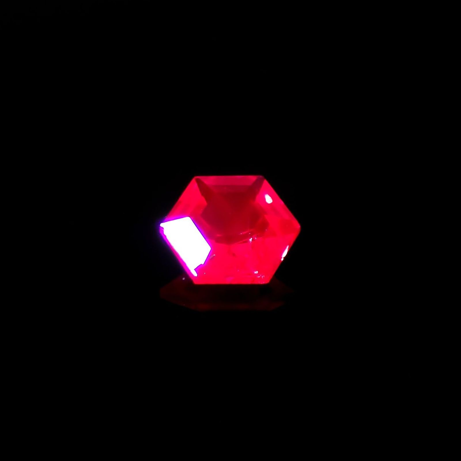 ◇ヘキサゴンカット◇ルビー 非加熱 モザンビーク産 0.20ct / 3.5x3.5mm前後 [240427108]