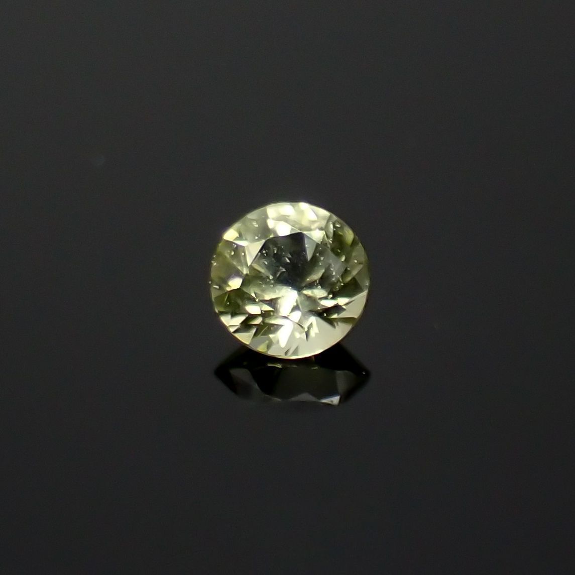 パラサイティックペリドット(宝石名ペリドット)採取地：ロシア 0.038ct 識別済[220616245]2.1x2.1mm前後