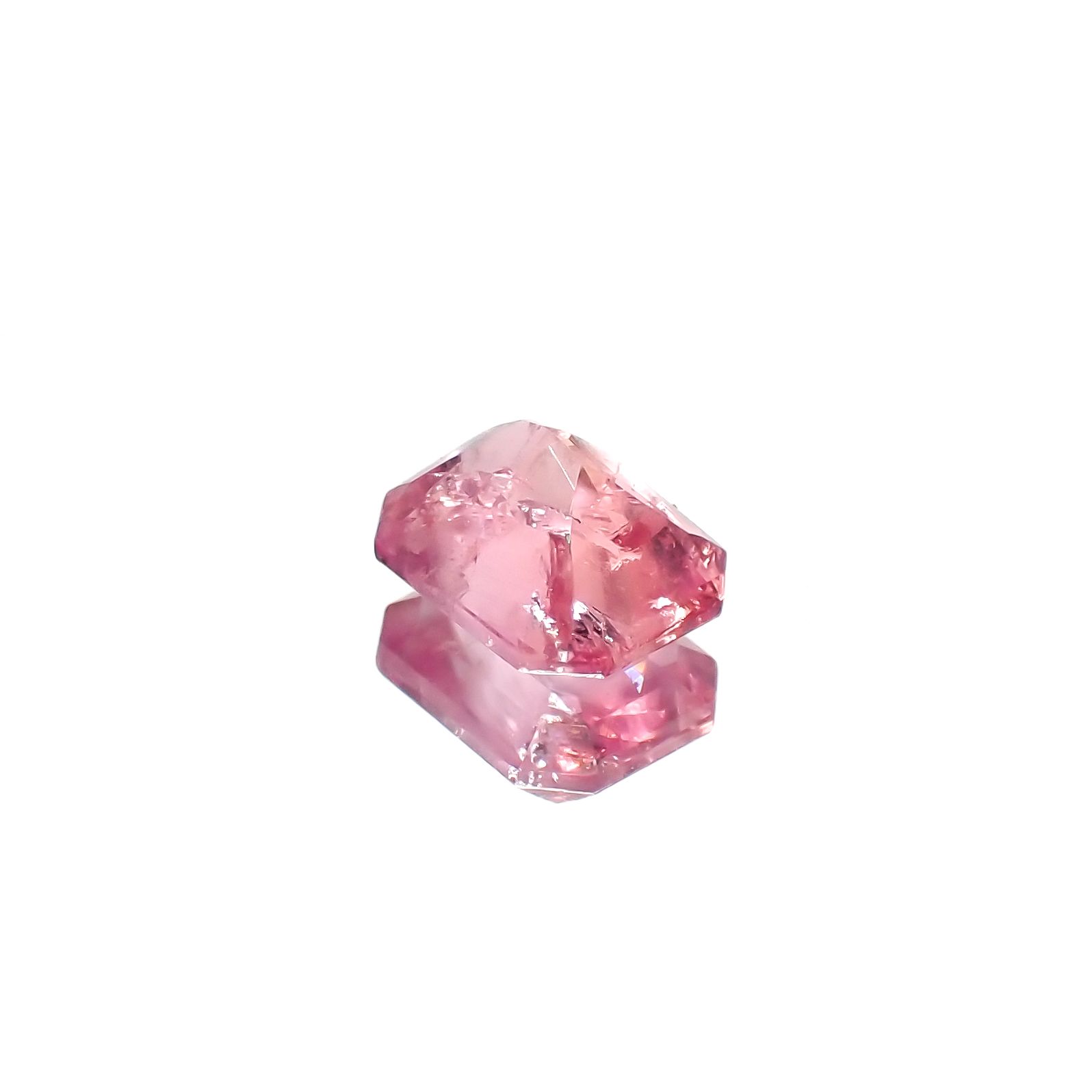 ペツォッタイト(ラズベリル) マダガスカル産 2.16ct[240326381]8.5x6.8mm前後