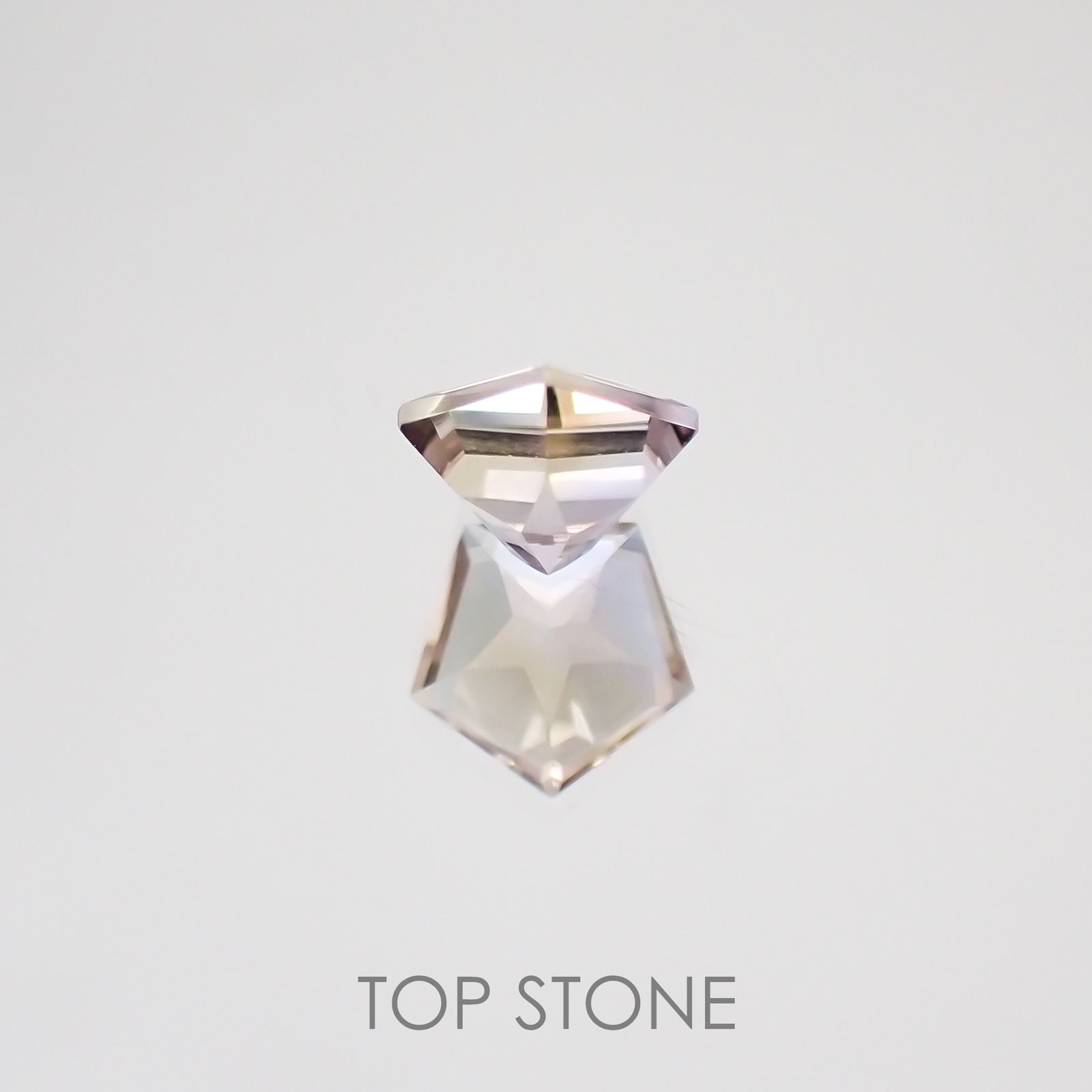 ◇ペンタゴンカット◇アメトリンSA(宝石名バイカラー・クォーツ/別名アメトリン) ボリビア産 0.74ct 識別済[210611043]6.1×6.4mm前後
