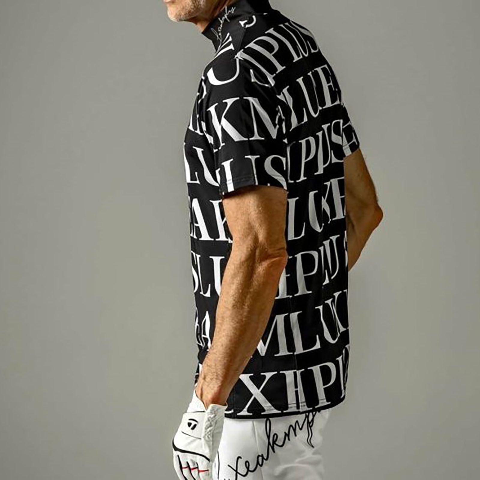 LUXE AKM PLUS - 総柄ロゴモックネック半袖Tシャツ | モックネック | T ...