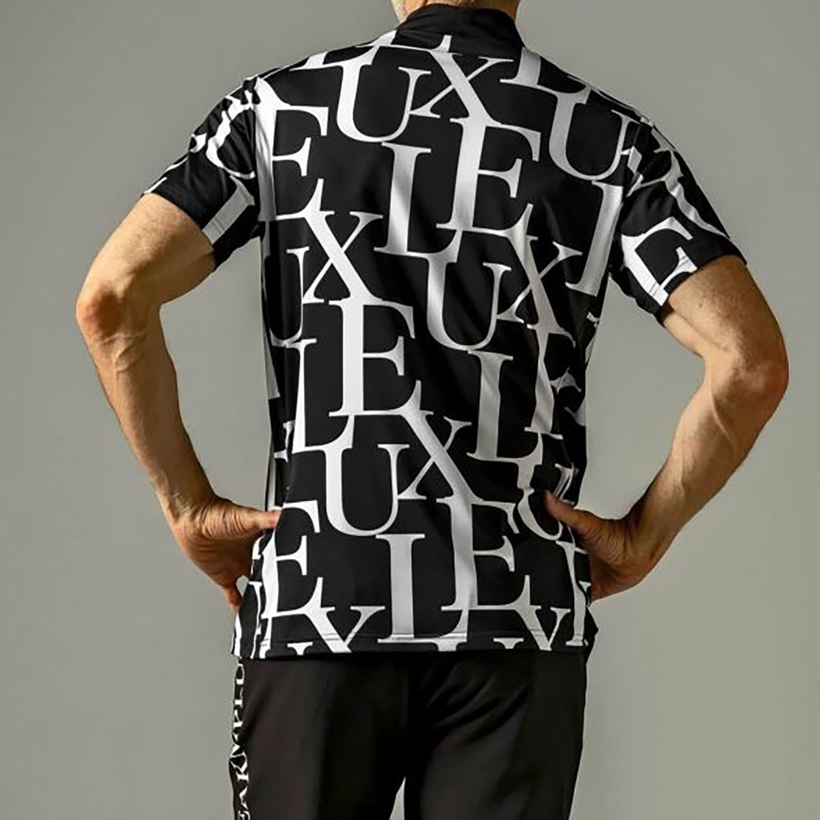LUXE AKM PLUS - 総柄ロゴ半袖モックネックTシャツ | モックネック