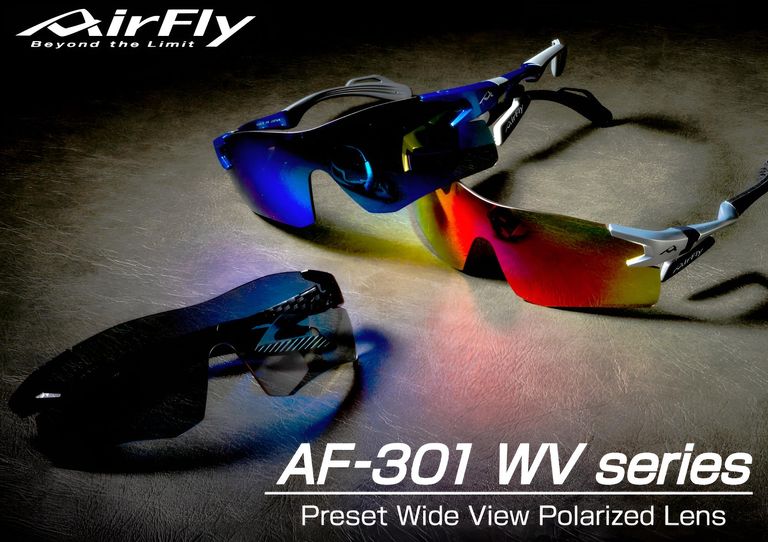 ワイドタイプ偏光レンズの【AF-301 WVシリーズ】。WVとは「ワイドビュー」を意味し、その名の通りワイドな視界が魅力のサングラスです。視界にチラつきをもたらす反射光を防ぐ偏光レンズはよりくっきりとした視界をもたらし、ゴルフでの芝目を見たり、釣りでの水面下の様子を伺うのに適した機能レンズです。また野球やテニスなどでも使いやすく比較的幅広く使いやすいモデルです。