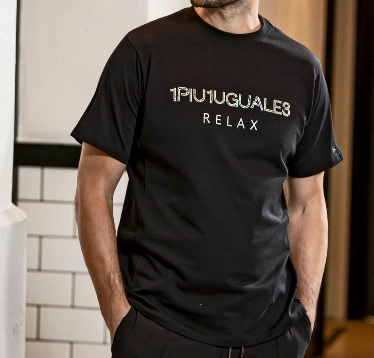 1PIU1UGUALE3 RELAX - ビーズロゴ半袖Tシャツ | Tシャツ | ブラック