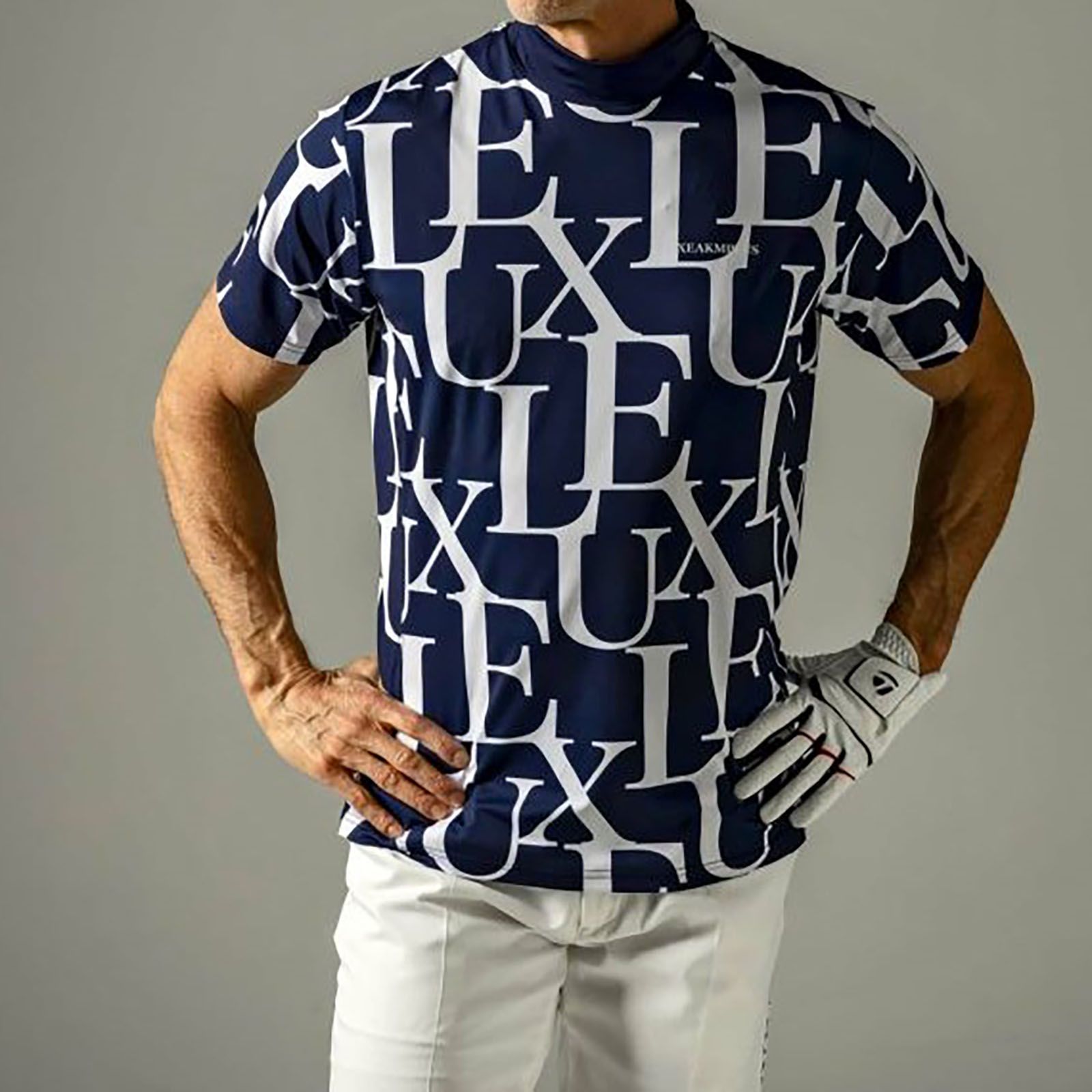 LUXE AKM PLUS - 総柄ロゴ半袖モックネックTシャツ | モックネック