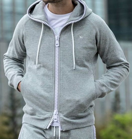 国内発送【1PIU1UGUALE3】ビックファスナーバック刺繍ロゴパーカ 1PIU1UGUALE3 RELAX - ビックファスナーバック刺繍ロゴパーカー