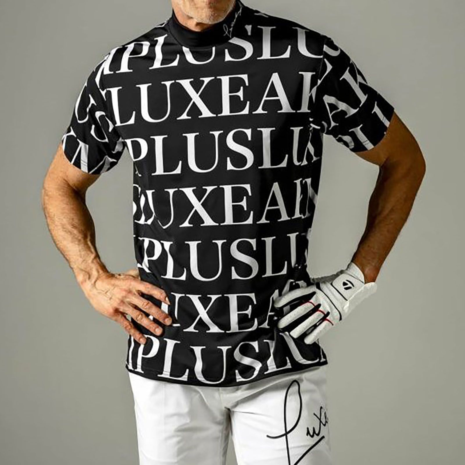 LUXE AKM PLUS - 総柄ロゴモックネック半袖Tシャツ | モック 