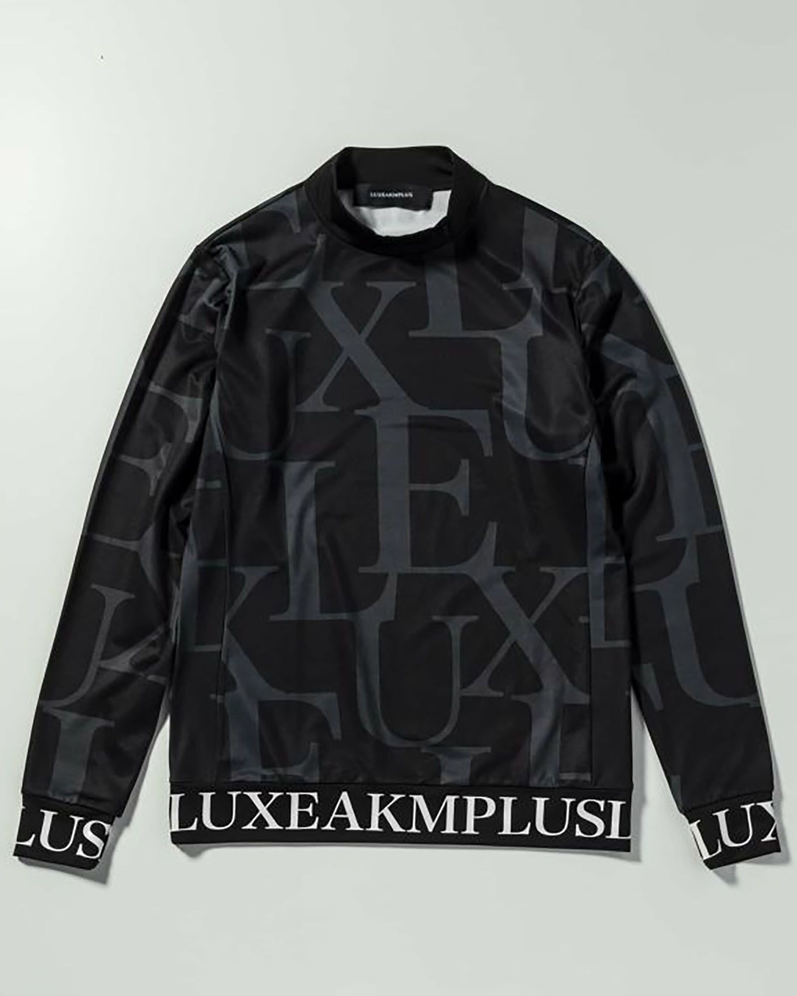 LUXE AKM PLUS - 裾ロゴ総柄モックネックTシャツ | 長袖モックネック