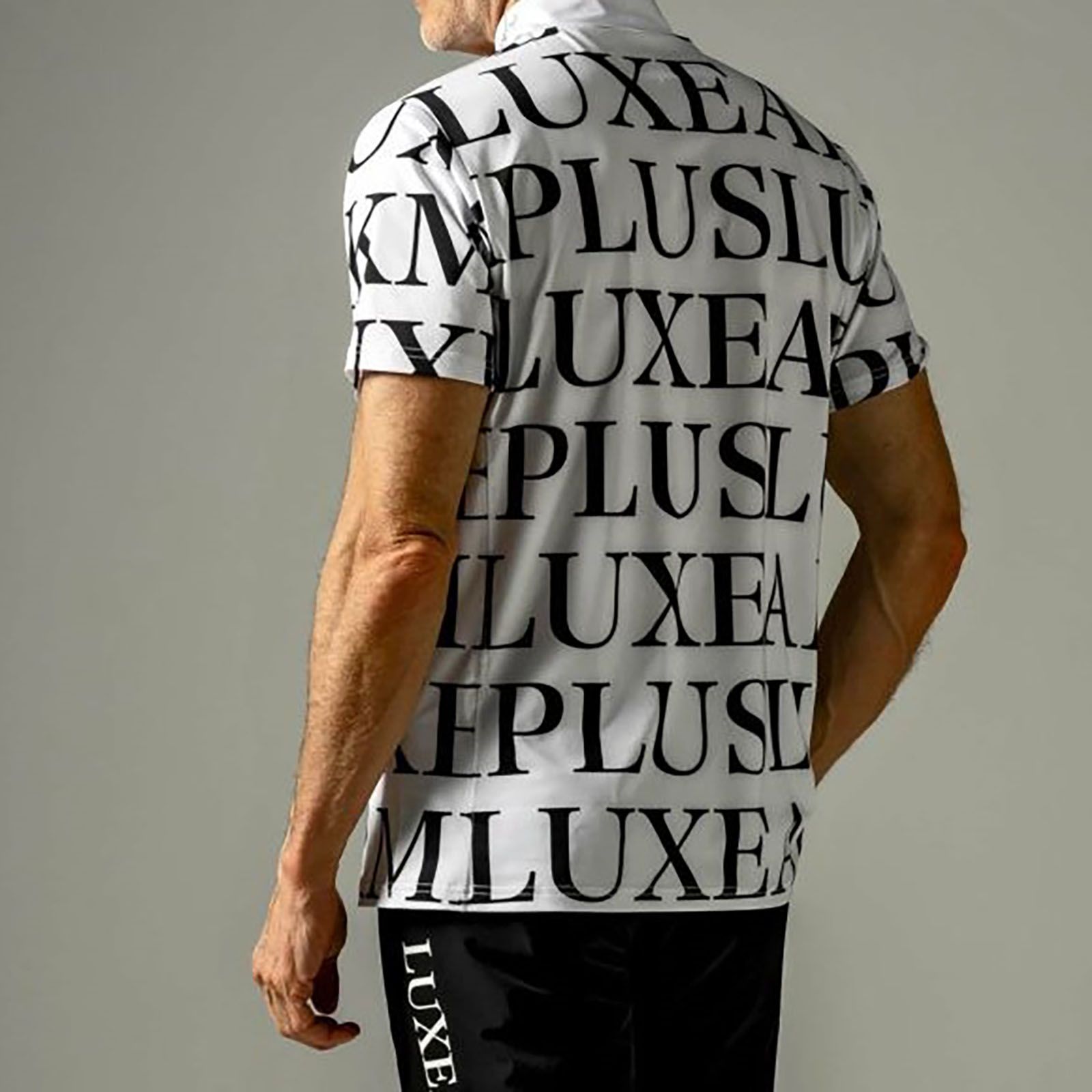 LUXE AKM PLUS - 総柄ロゴモックネック半袖Tシャツ | モックネック | T 
