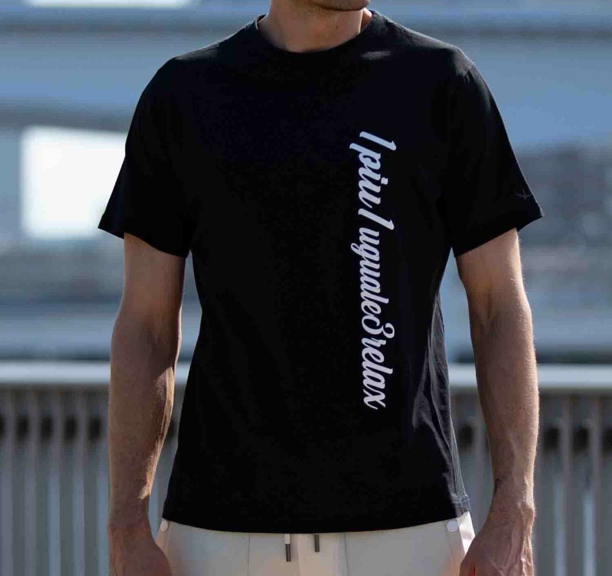 1PIU1UGUALE3 RELAX - 縦ロゴ半袖Tシャツ | Tシャツ | ブラック