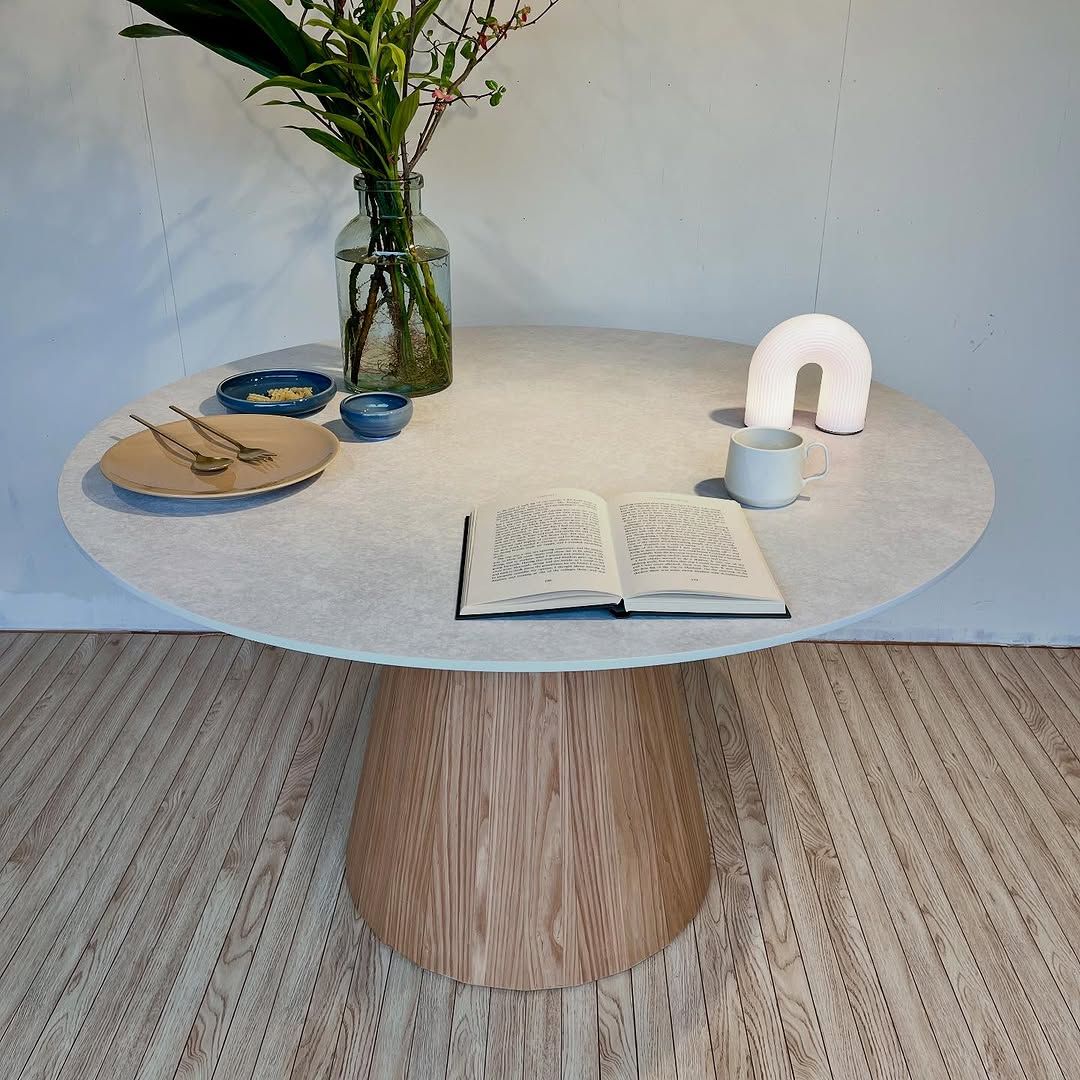【カスタム可能】Marea Dining Table / メラミン天板（φ1000） / 円脚突板（OAK）