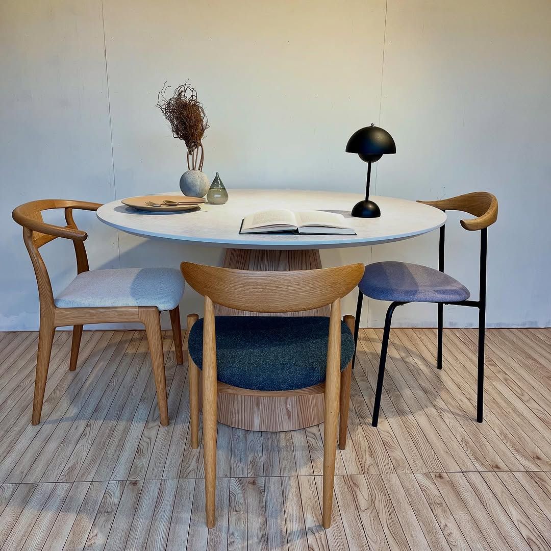 【カスタム可能】Marea Dining Table / メラミン天板（φ1000） / 円脚突板（OAK）