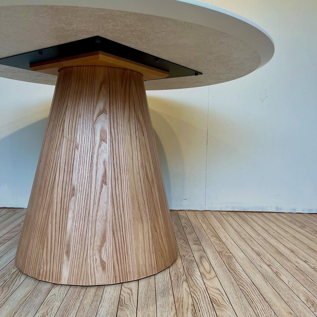 【カスタム可能】Marea Dining Table / メラミン天板（φ1000） / 円脚突板（OAK）