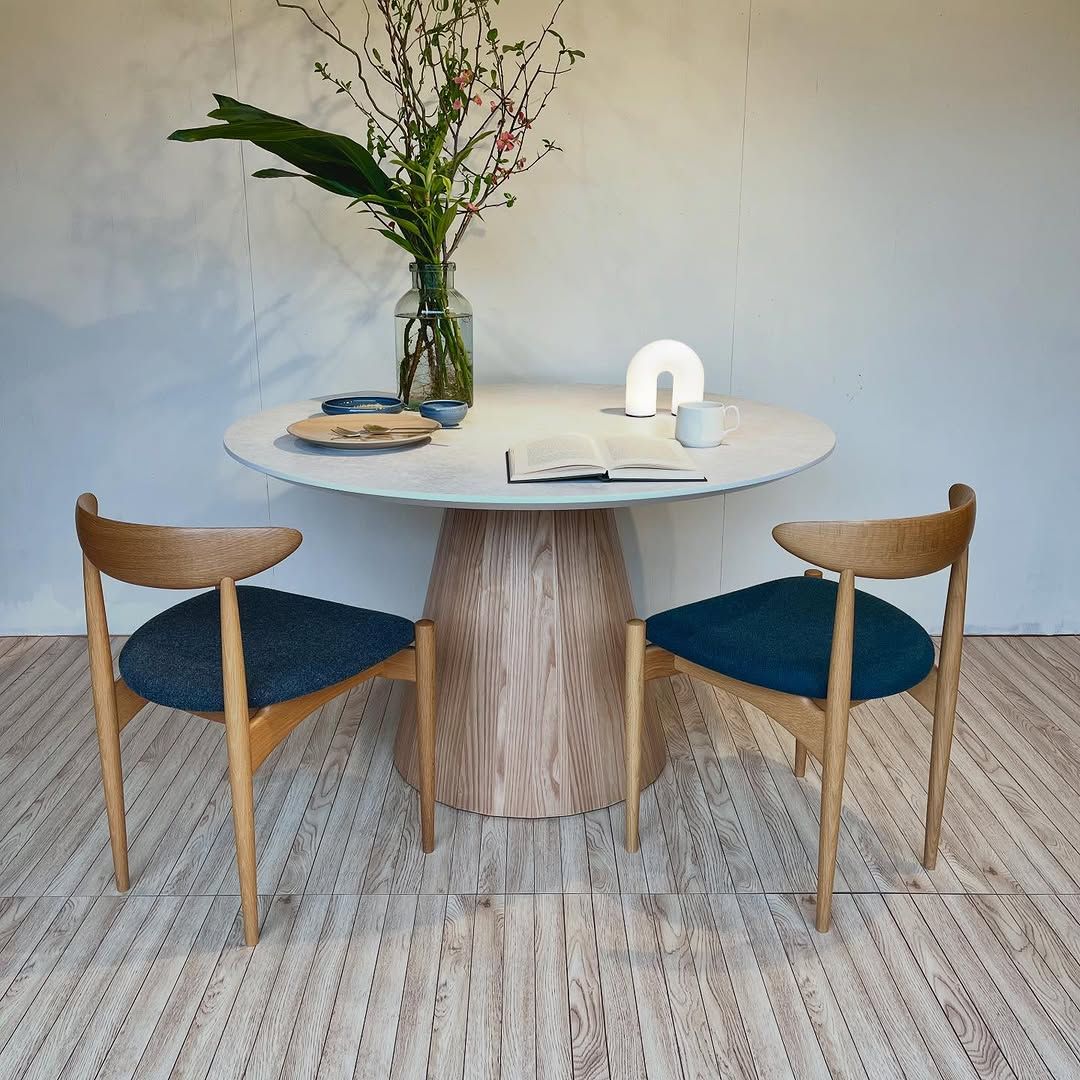 【カスタム可能】Marea Dining Table / メラミン天板（φ1000） / 円脚突板（OAK）