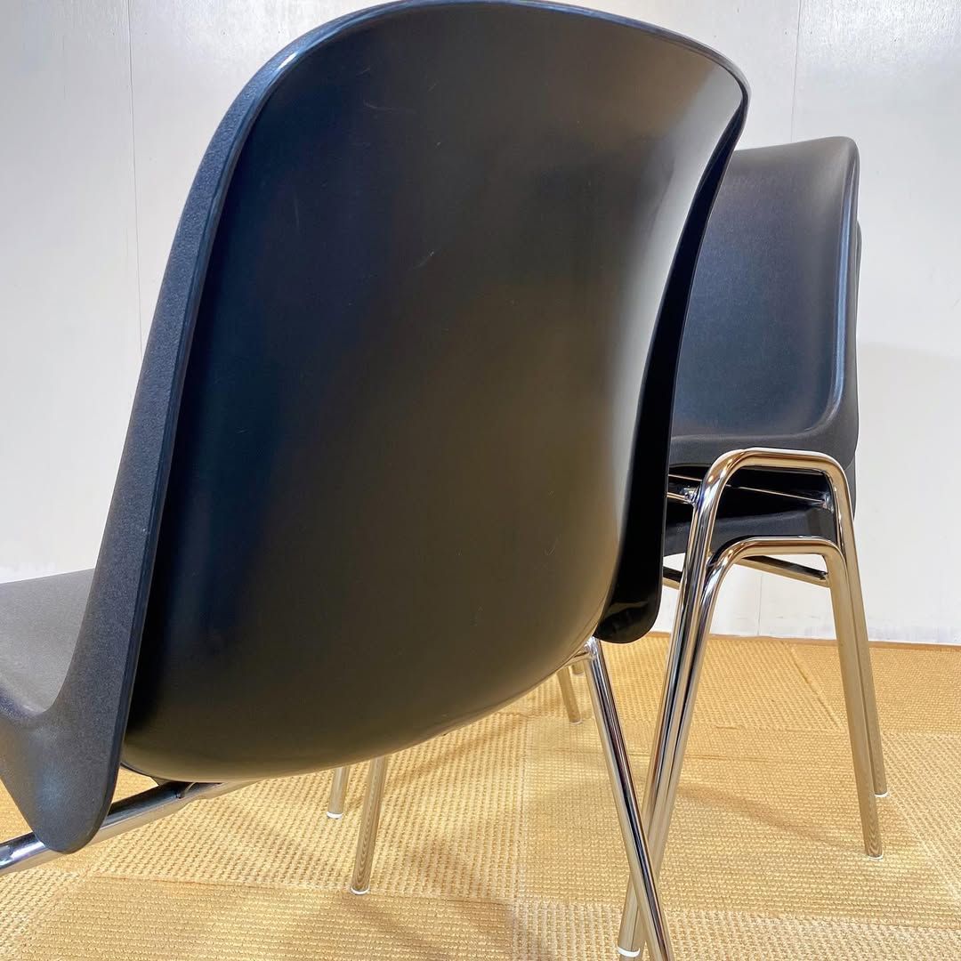 season17-1 / Stacking Chair