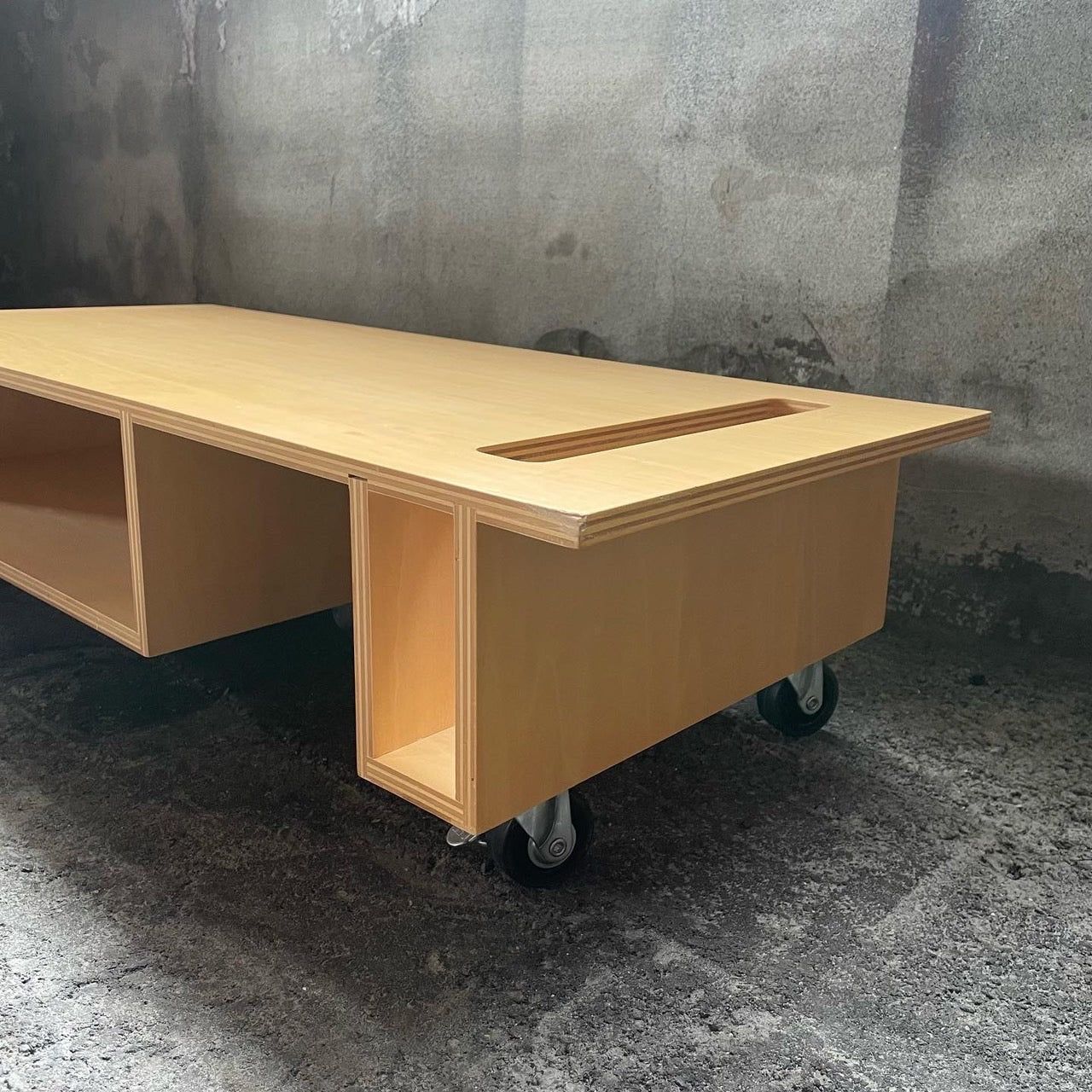 [ OUTLET ] Caster TV board